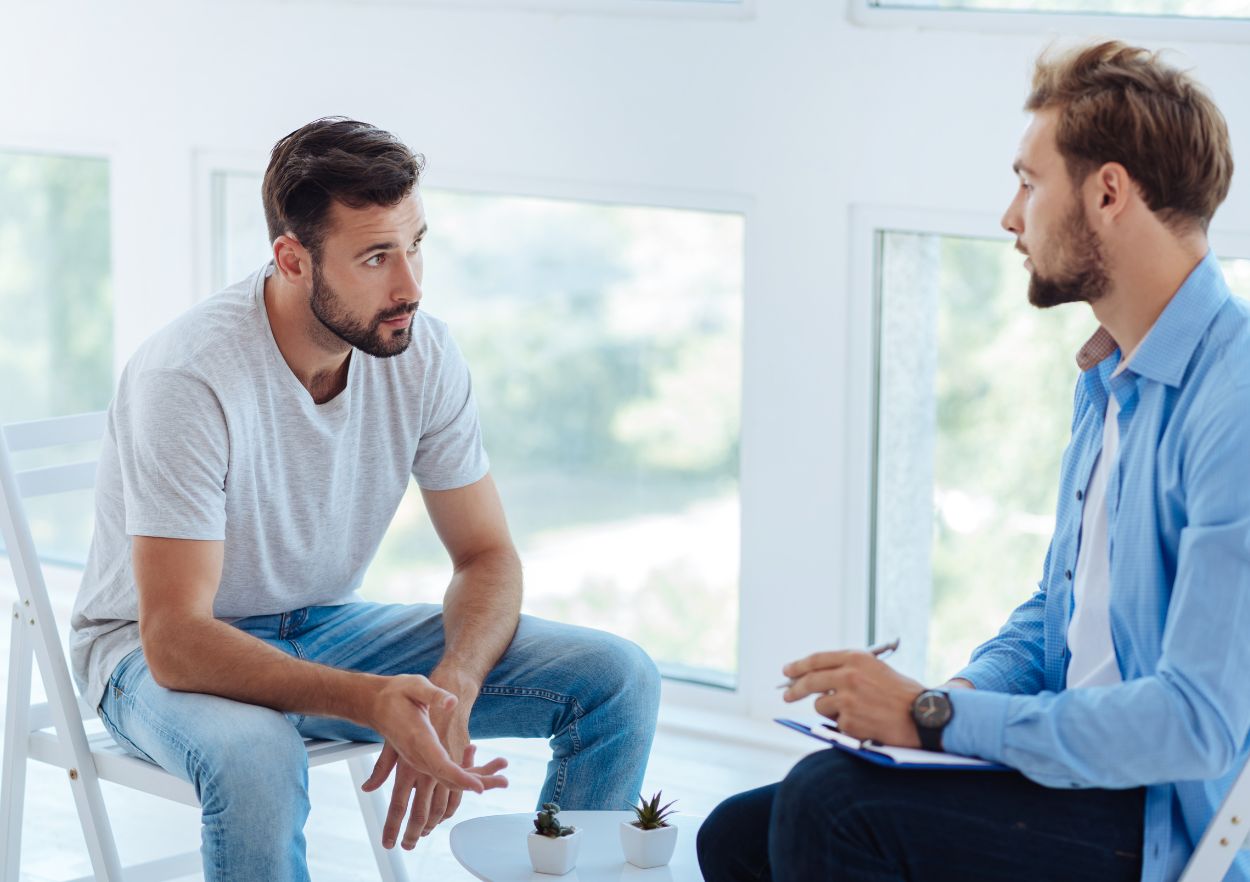 therapist speaking with client about techniques to overcome cocaine addiction