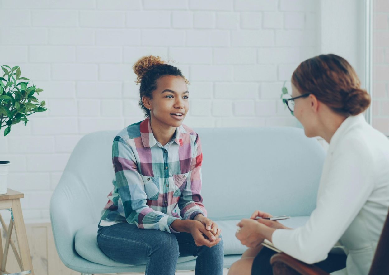 therapist speaking with patient recovering from meth addiction