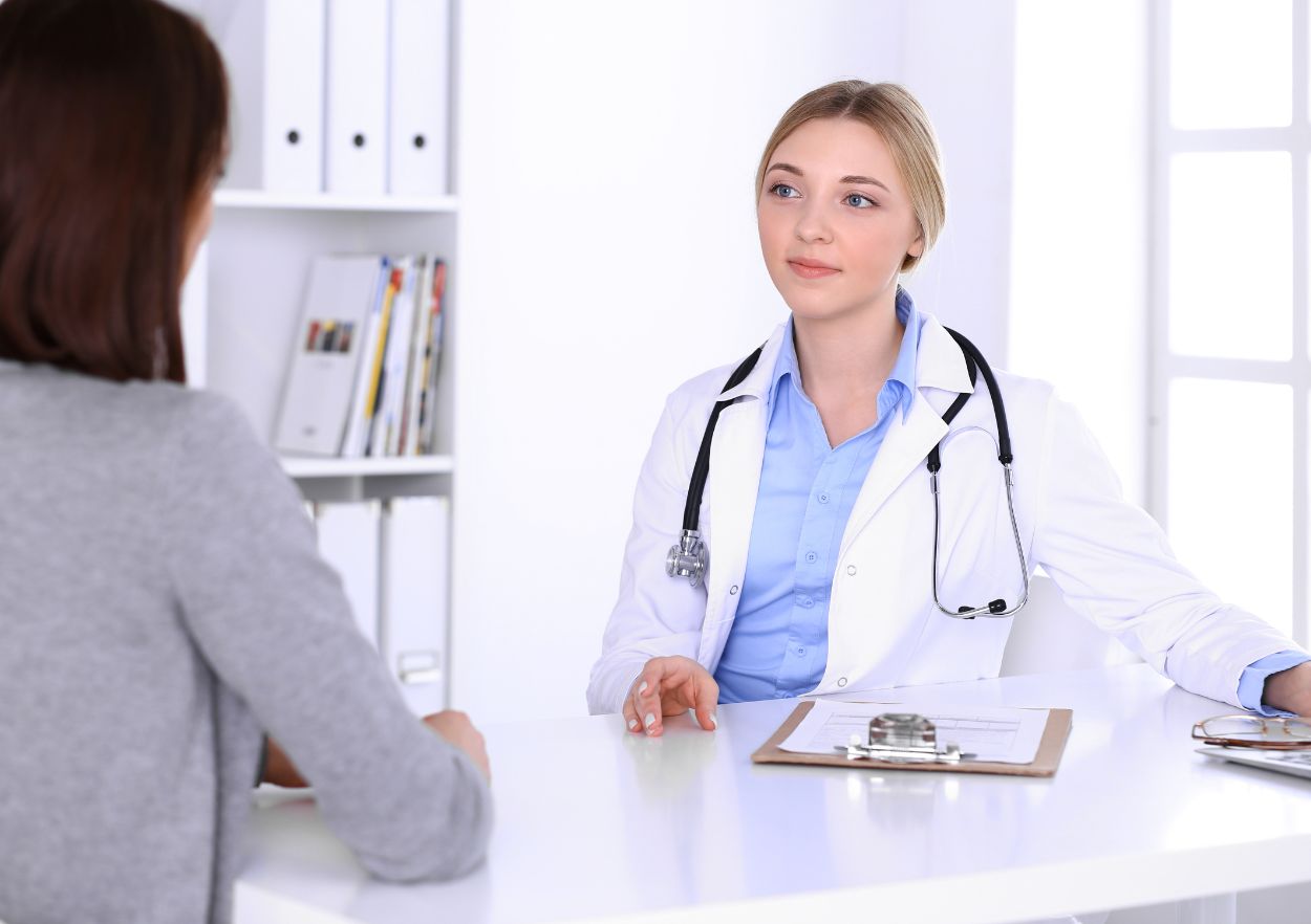 doctor consultation with patient experiencing opioid dependence